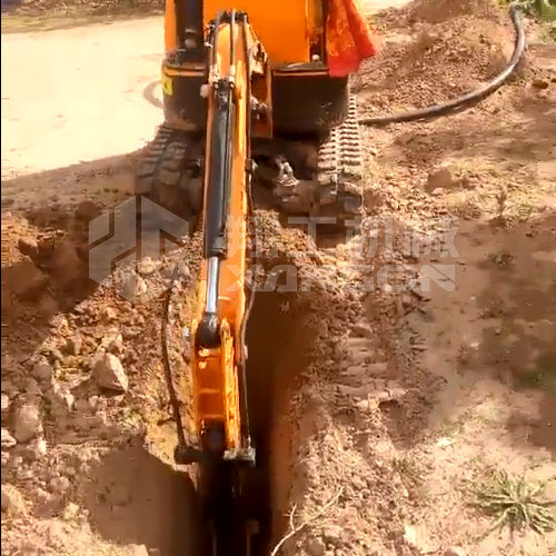 10型小型挖掘機操作簡單，挖溝挖槽不是事